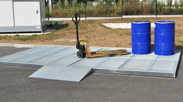 plateformes de rétention capables d’accueillir plusieurs fûts, palettes ou cuves IBC
